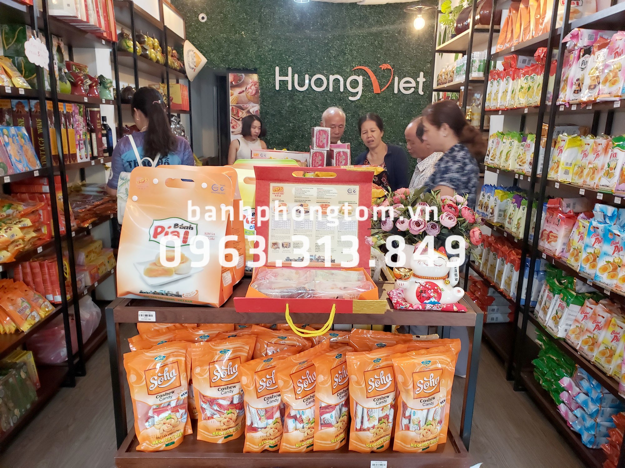 Cửa hàng bánh pía Hương Việt với rất nhiều đặc sản miền Tây nổi tiếng